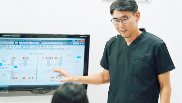 説明をする歯科医師