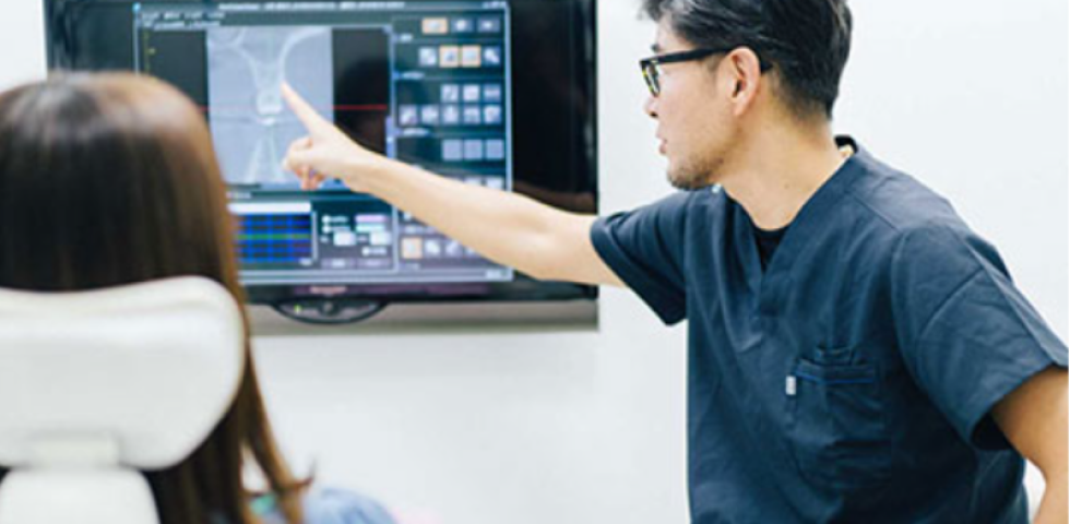 説明する歯科医師