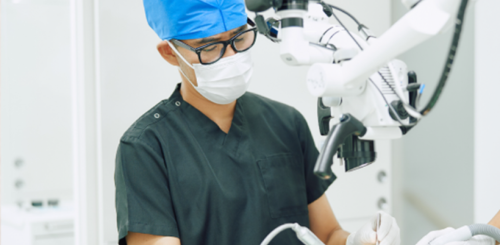 説明する歯科医師